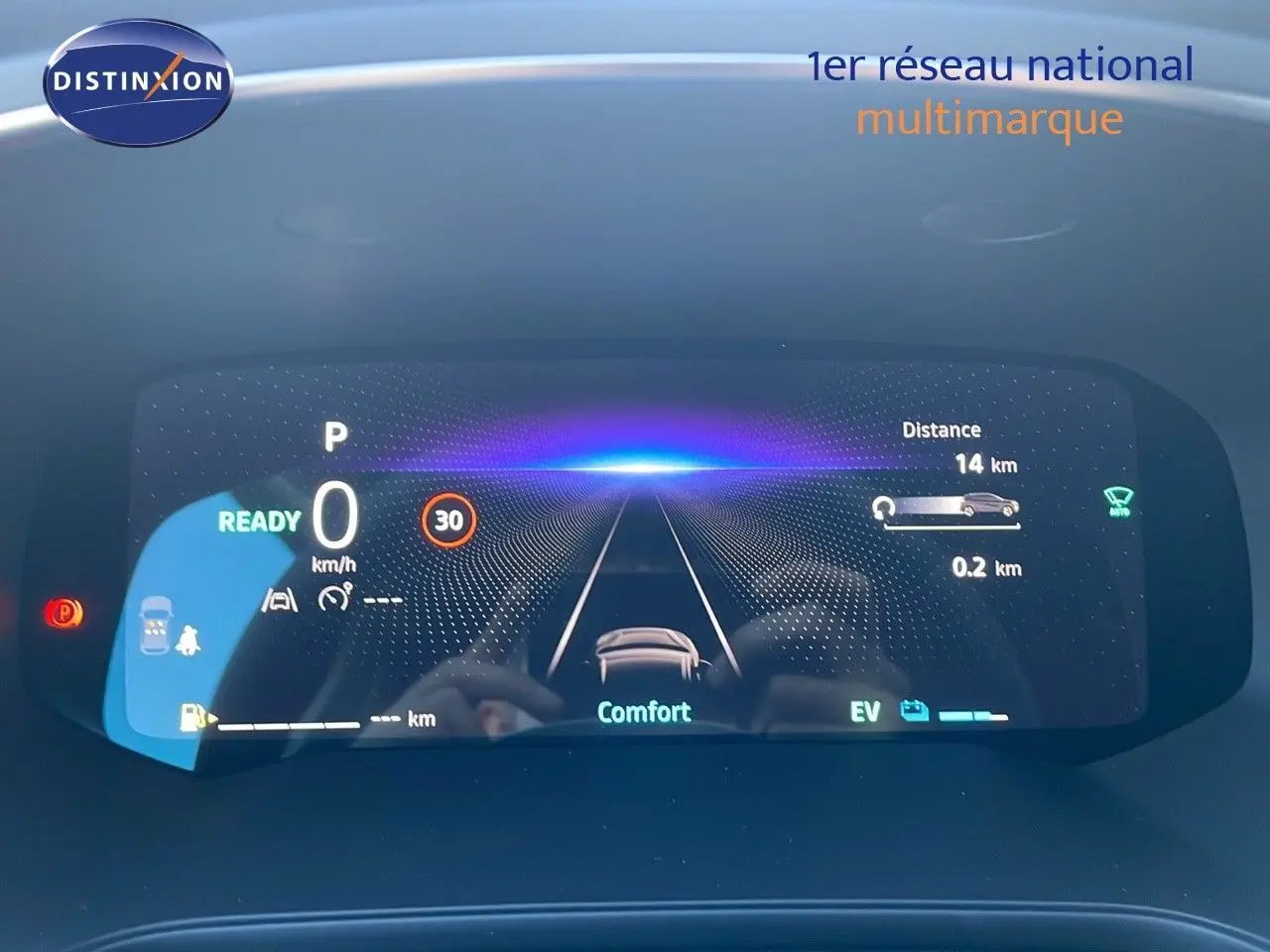Tableau de bord numérique du Renault Captur E-Tech Hybrid 2025 affichant la vitesse et l'autonomie en mode confort.