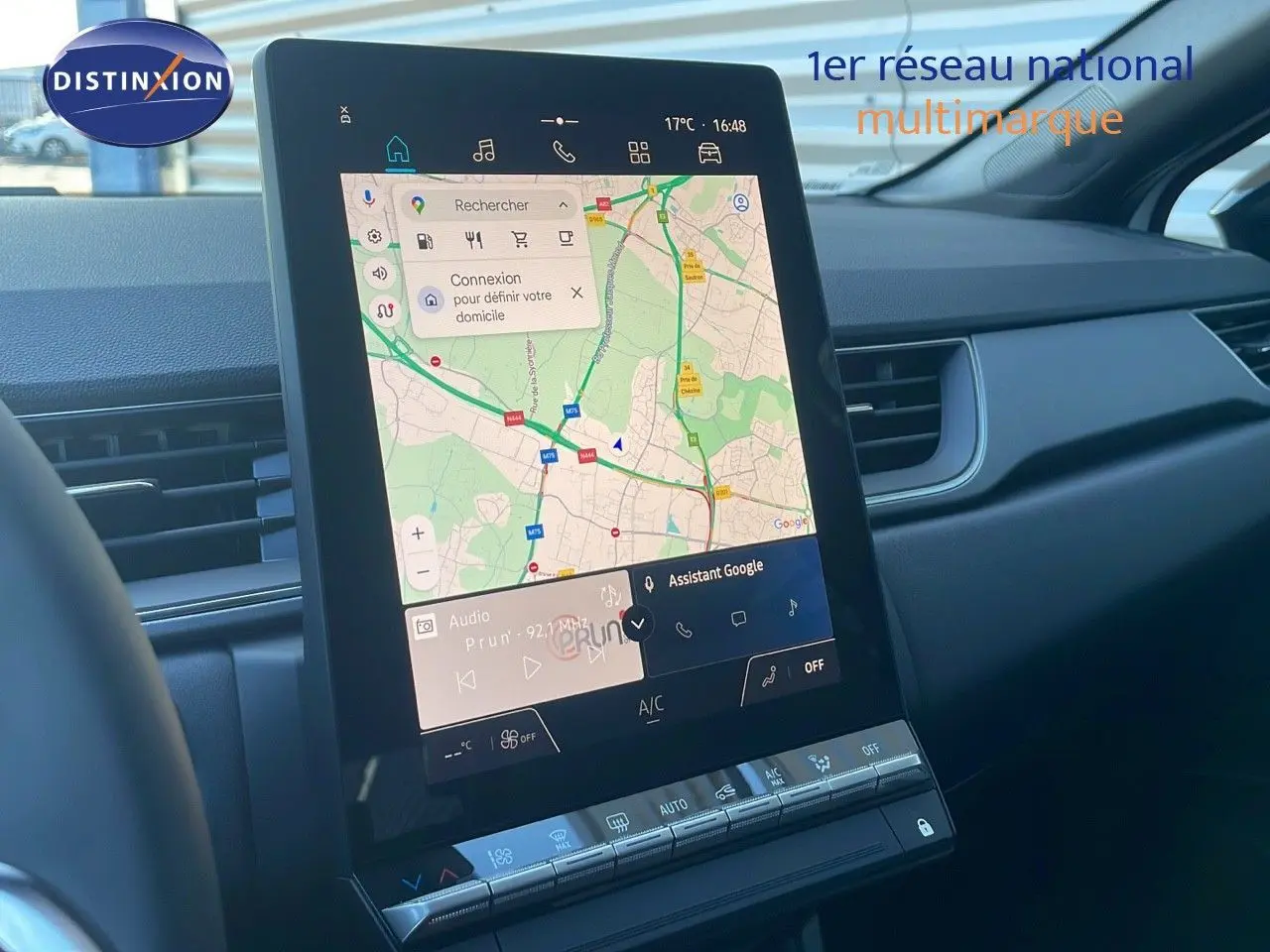 Écran tactile central avec navigation GPS dans l'habitacle d'un Renault Captur E-Tech blanc nacré toit noir.