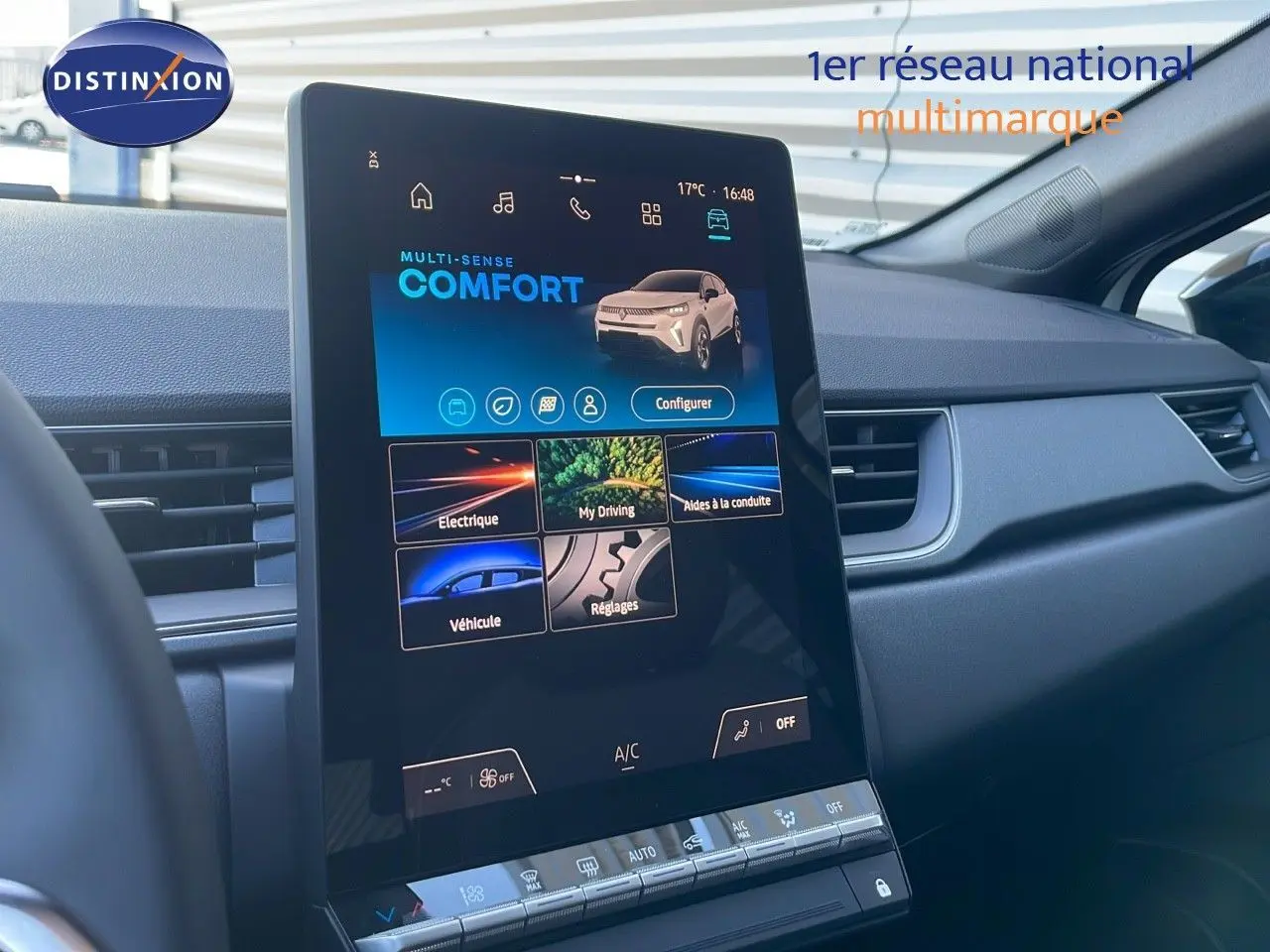 Vue intérieure du tableau de bord du Renault Captur E-Tech hybride 2025 avec écran tactile central vertical et finition noire.