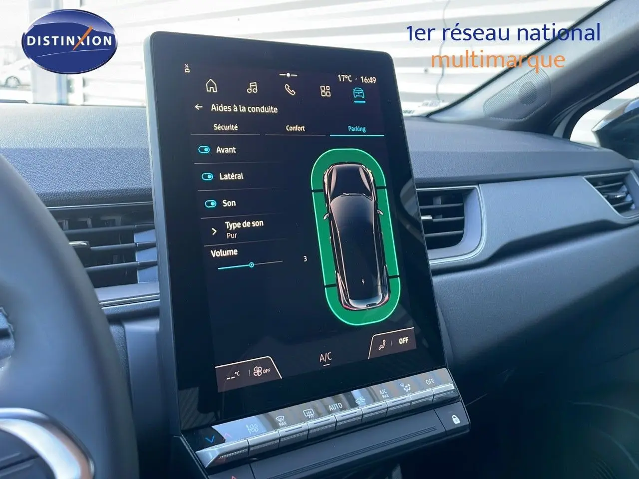 Vue rapprochée de l'écran tactile central du Renault Captur blanc nacré, affichant les aides à la conduite et le tableau de bord moderne.