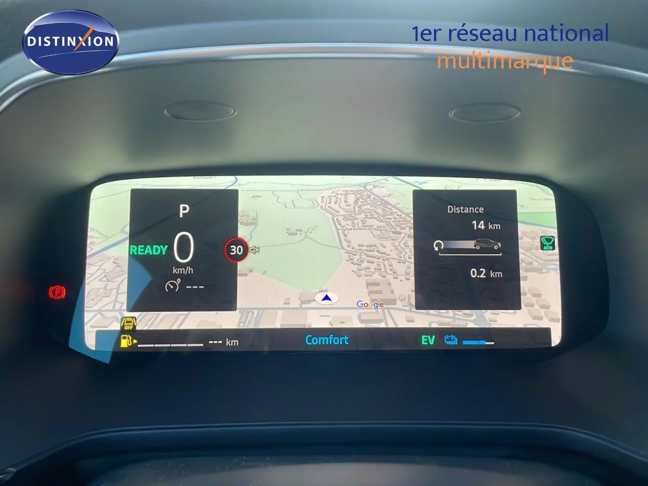 Tableau de bord numérique du Renault Captur E-Tech blanc nacré, affichant navigation et informations de conduite.
