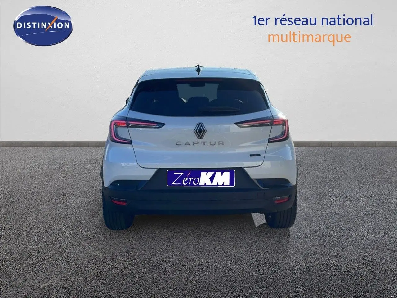 Vue arrière d'un Renault Captur blanc nacré avec toit noir, feux LED et logo distinctif bien visibles.