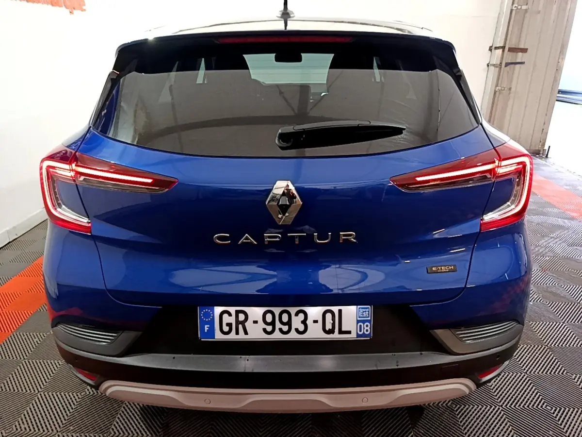 Vue arrière d’un Renault Captur bleu 2023 avec feux LED en forme de C et badge E-Tech sur hayon.