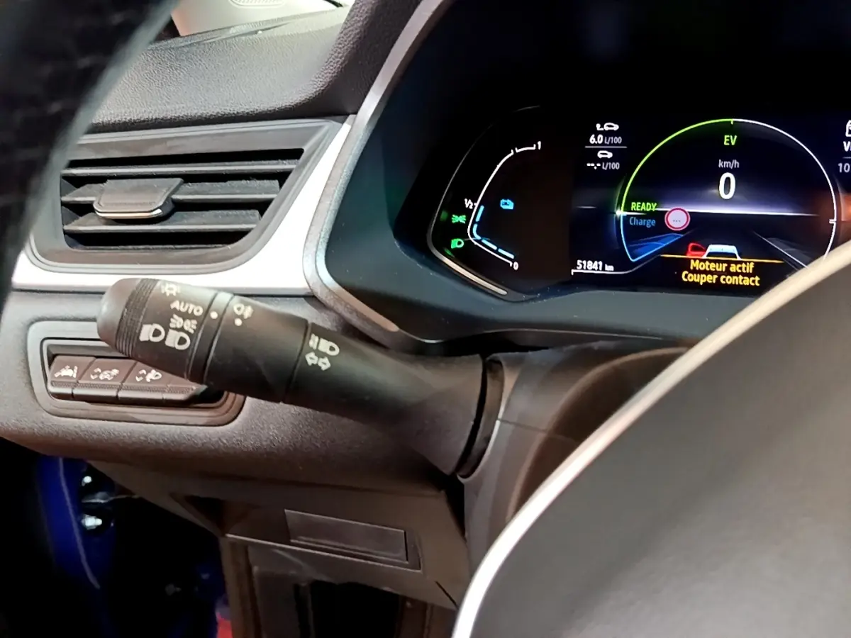 Vue intérieure côté gauche du tableau de bord du Renault Captur bleu, avec affichage numérique et commandes au volant.