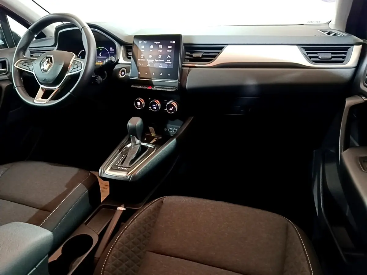Intérieur du Renault Captur 2023 vue côté conducteur, volant cuir, écran tactile central et levier de vitesse E-Tech.