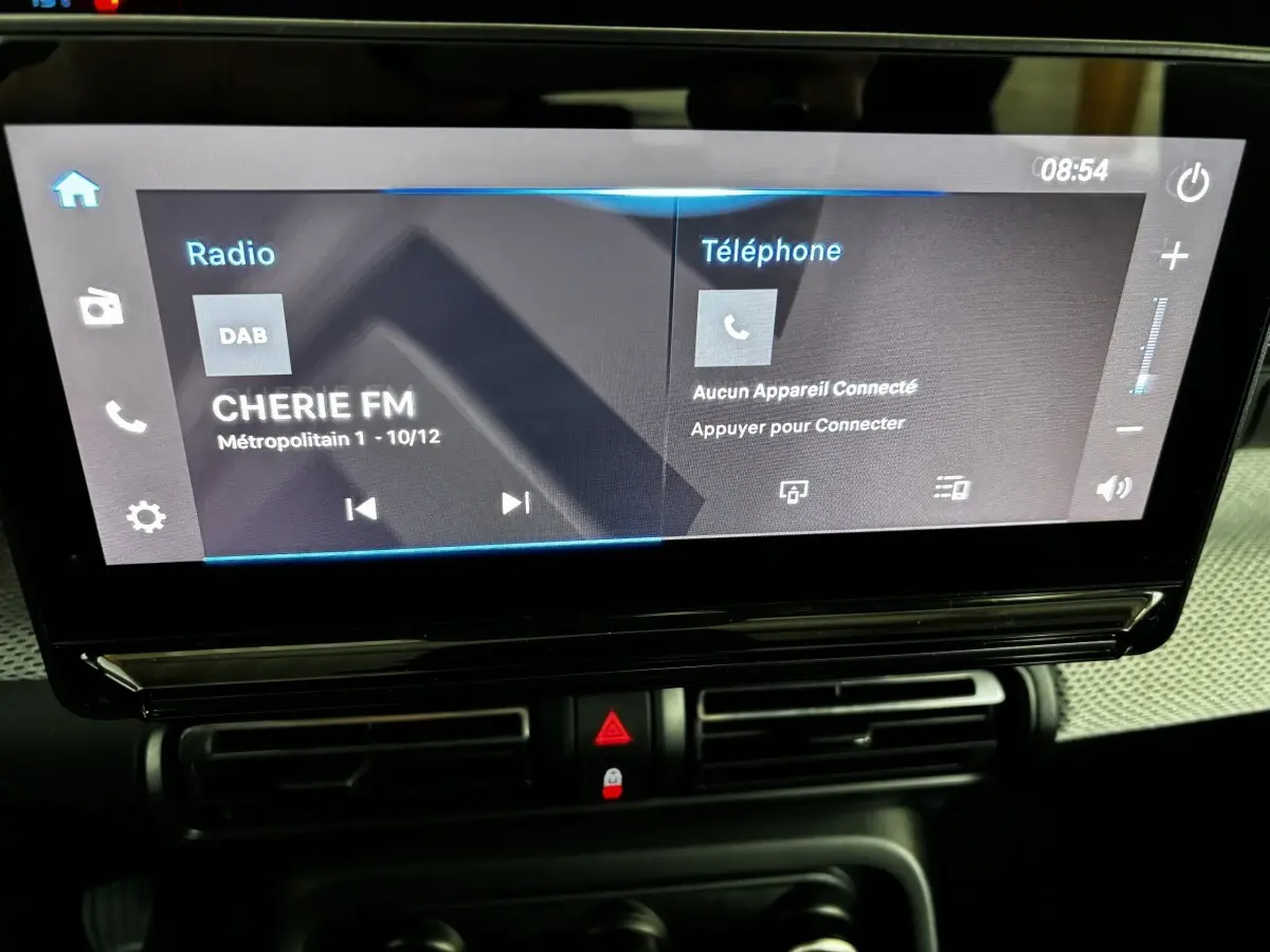 Écran tactile central de 10,25 pouces affichant radio et téléphone dans une Citroën C3 noire, vue intérieure frontale.