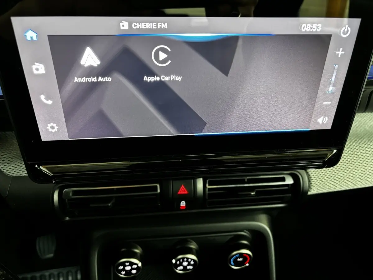Gros plan sur l'écran tactile central 10,25 pouces de la Citroën C3 2025, avec commandes de climatisation en dessous.