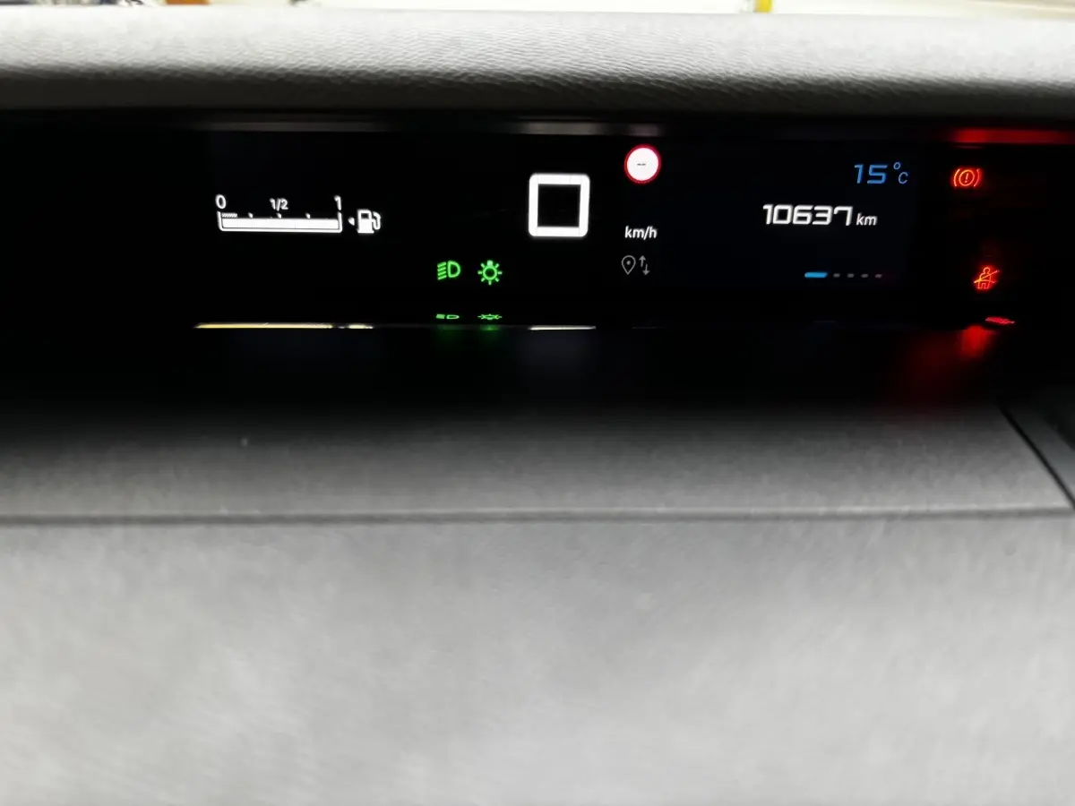 Tableau de bord numérique de Citroën C3 2025 affichant la vitesse à 0 km/h et 10 637 km au compteur.