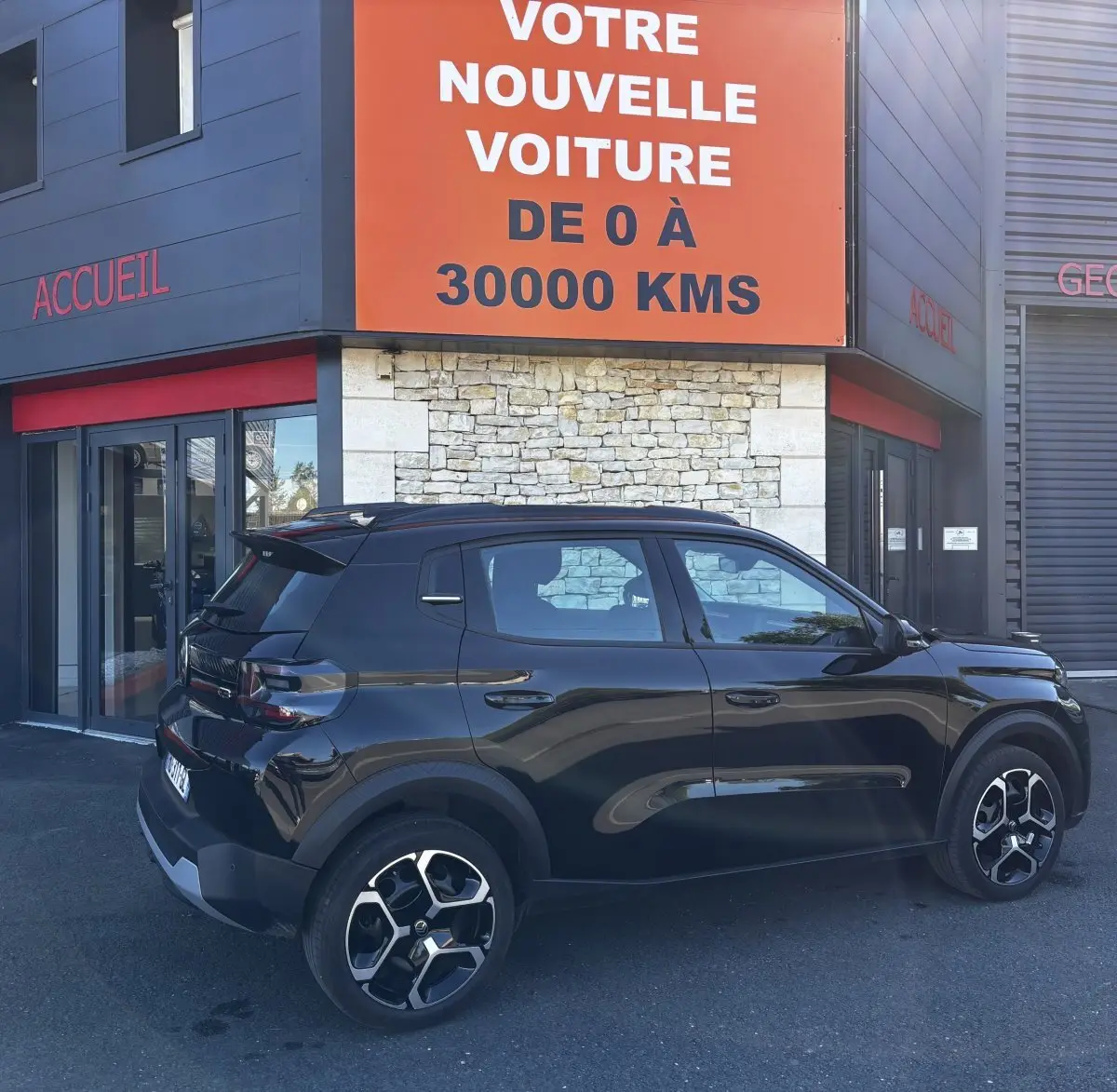 Citroën C3 100 BVM Plus noire vue de profil droit, avec jantes 16 pouces et toit noir mat.