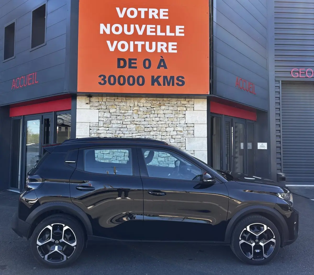 Profil côté gauche d'une Citroën C3 noire 2025, version 100 BVM PLUS, avec jantes 16 pouces et toit noir.
