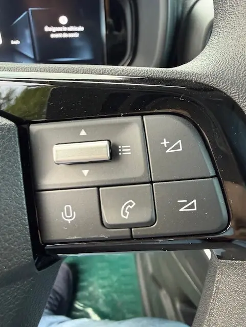 Gros plan sur les commandes au volant du Citroën Berlingo 2026, avec boutons de volume et téléphone visibles.