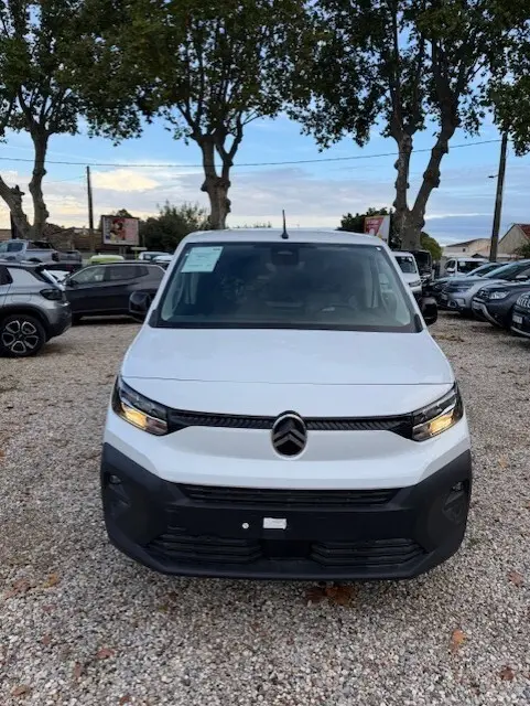 Vue avant d'un Citroën Berlingo blanc 2026, version Van M Diesel 100 ch, avec calandre noire et phares allumés.