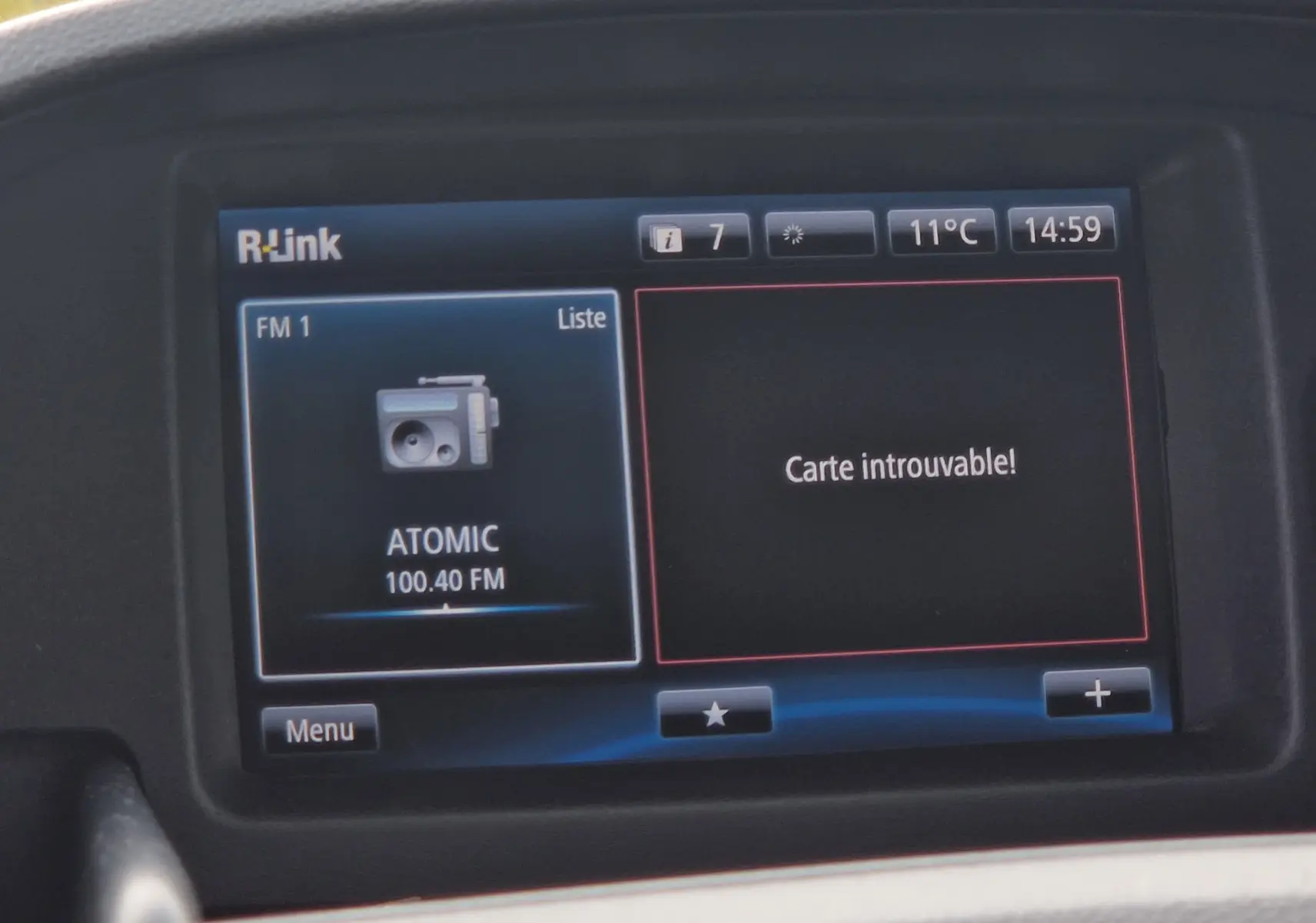 Écran tactile R-Link du Renault Kangoo 2020 affichant une radio FM et un message "Carte introuvable".