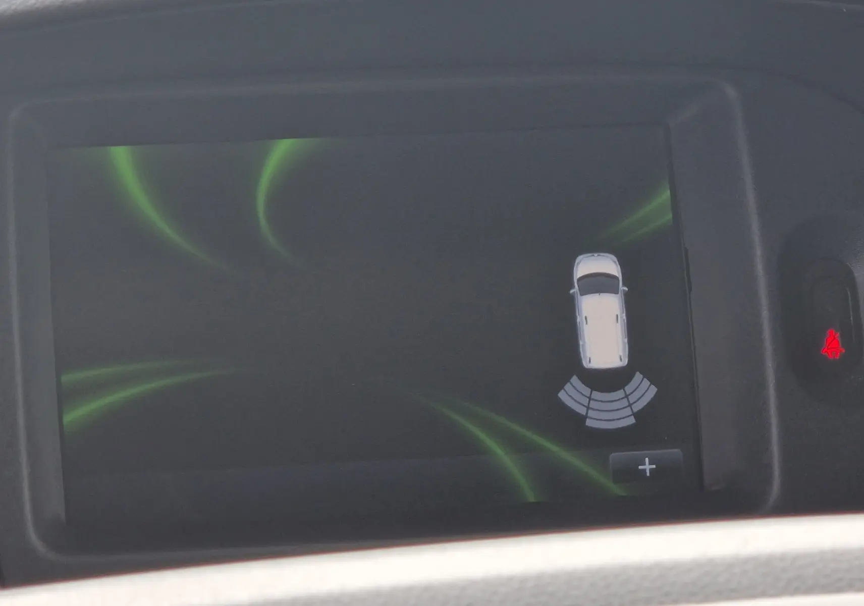 Écran de bord du Renault Kangoo blanc 2020 montrant l'alerte de proximité arrière avec capteurs actifs.