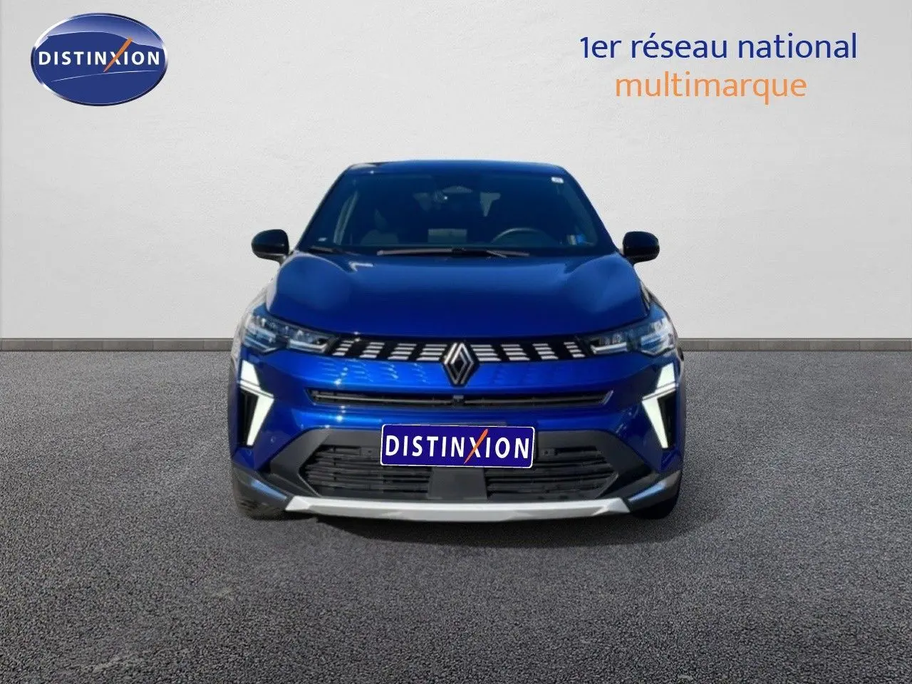 Vue avant d'une Renault Symbioz bleu iron metal avec calandre distinctive et éclairage LED vertical allumé.