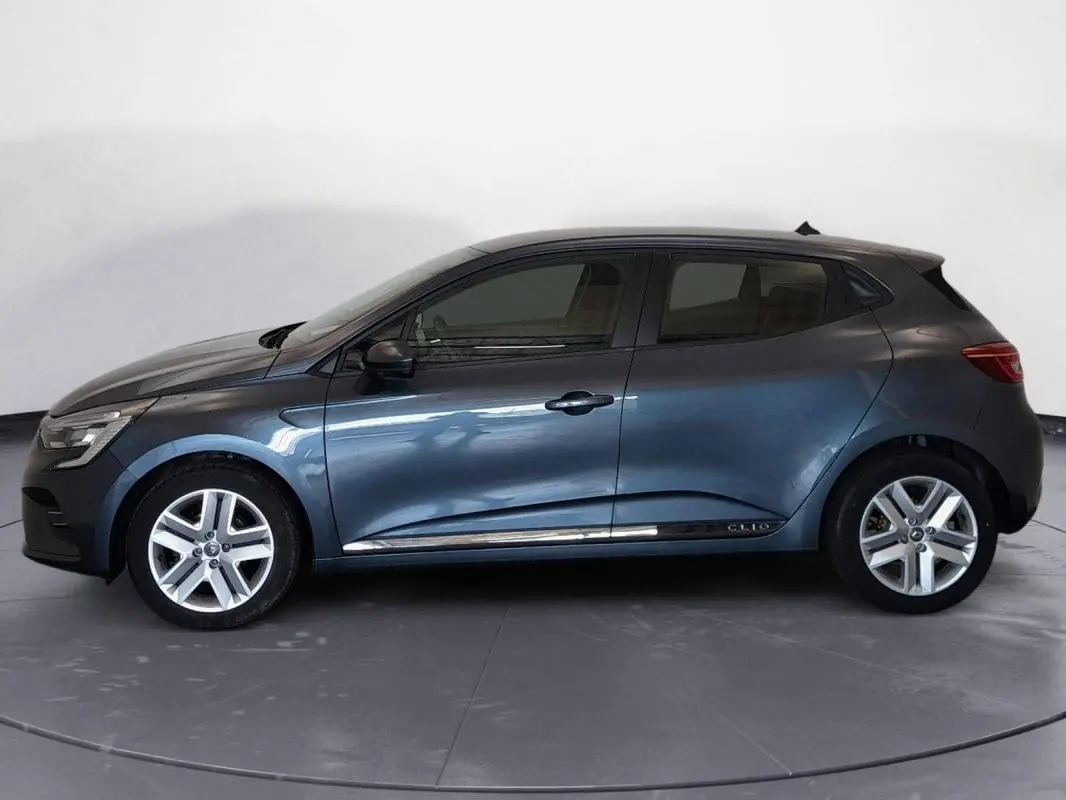 Renault Clio V TCe 100 Business gris foncé vue de profil côté gauche, avec jantes alliage et lignes épurées.