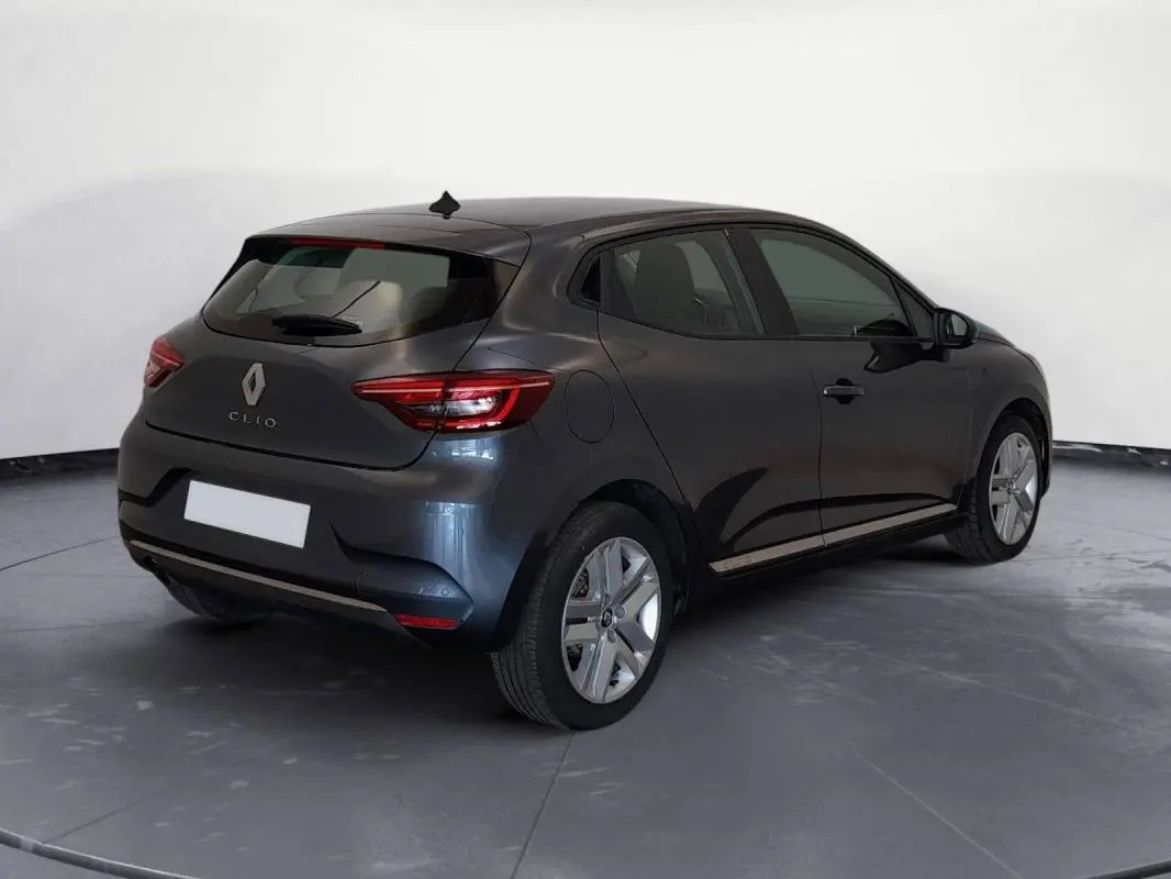 Renault Clio V TCe 100 Business gris foncé vue 3/4 arrière droit, avec feux arrière LED et jantes alliage.