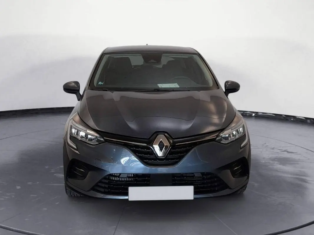 Vue frontale d'une Renault Clio V TCe 100 Business gris foncé de 2019 avec calandre noire et phares LED.
