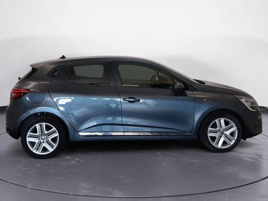 Profil côté gauche d'une Renault Clio V TCe 100 Business gris foncé de 2019 avec jantes alliage et poignées de porte intégrées.