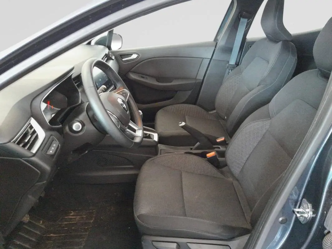 Vue intérieure côté conducteur de la Renault Clio V TCe 100 Business 2019, sièges tissu gris foncé et volant multifonction.