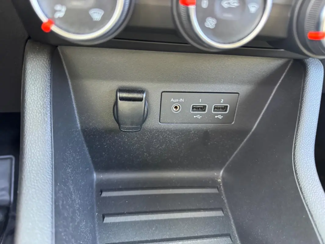 Détail de la console centrale de la Renault Clio V TCe 100 Business 2019, avec prises USB et entrée Aux-In.