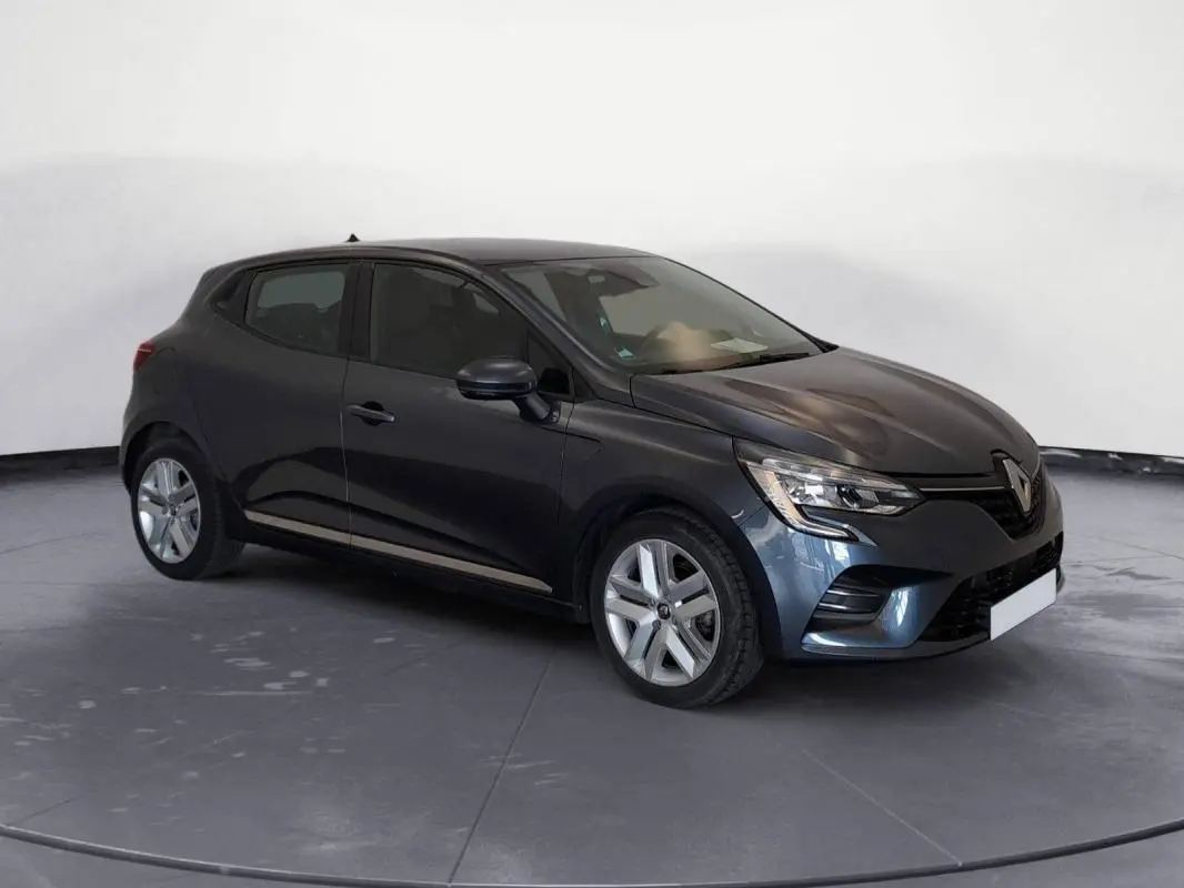 Renault Clio V TCe 100 Business gris foncé vue 3/4 avant droit, avec jantes alliage et phares LED allumés.