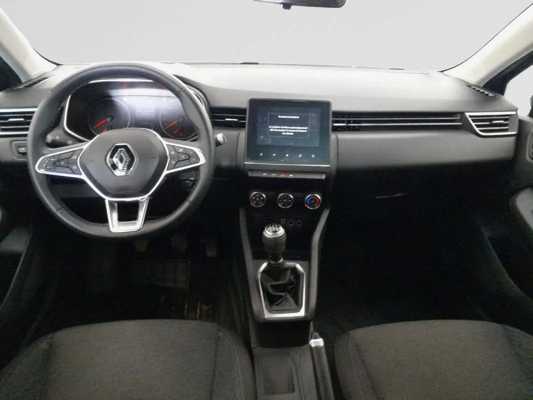 Vue intérieure avant du tableau de bord de la Renault Clio V TCe 100 Business 2019 avec volant multifonction et boîte manuelle.