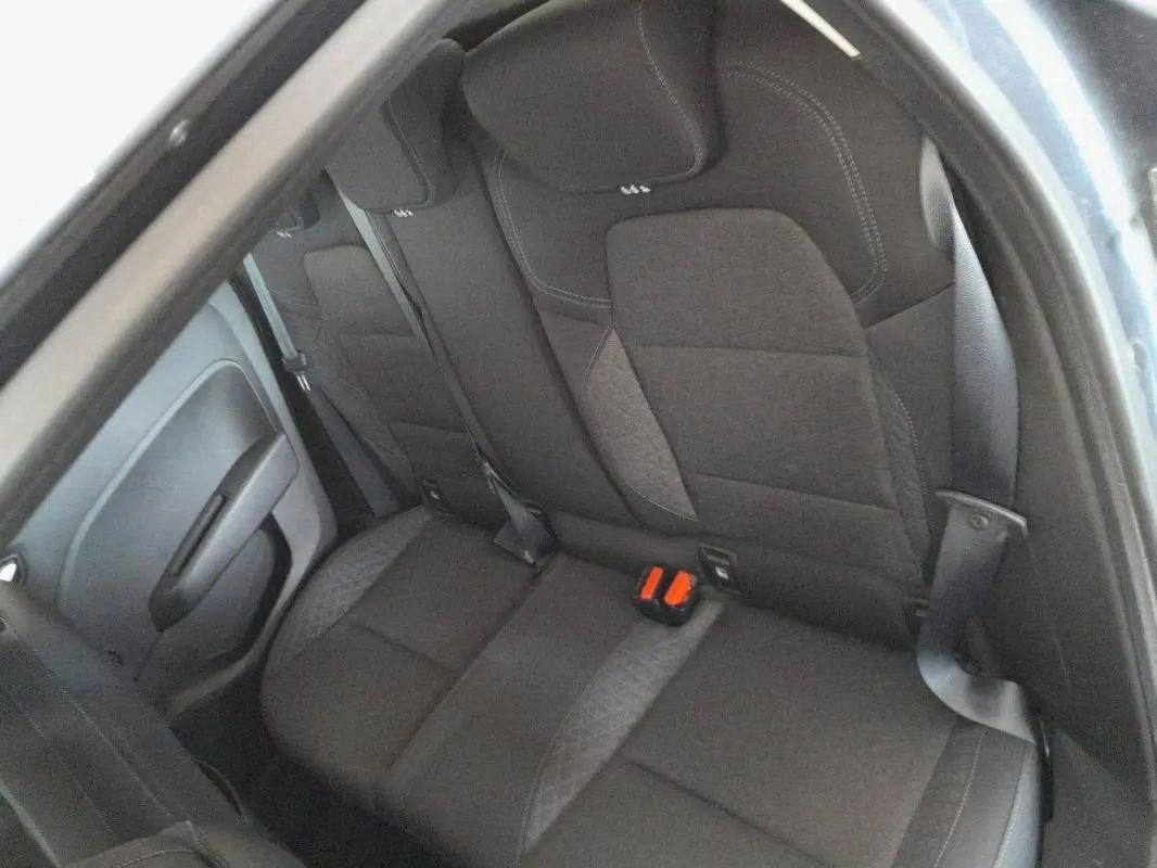 Vue intérieure côté arrière droit montrant les sièges arrière gris foncé de la Renault Clio V TCe 100 Business 2019.