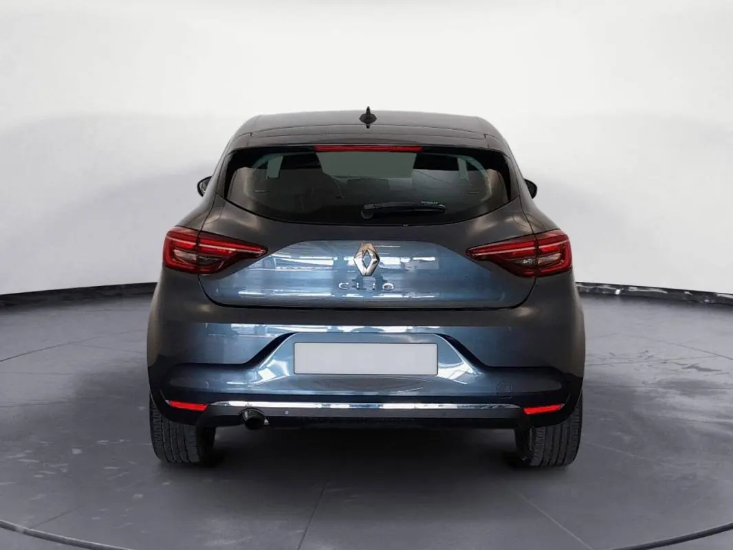 Vue arrière d'une Renault Clio gris foncé 2019, avec feux arrière allongés et logo Renault centré sur le hayon.