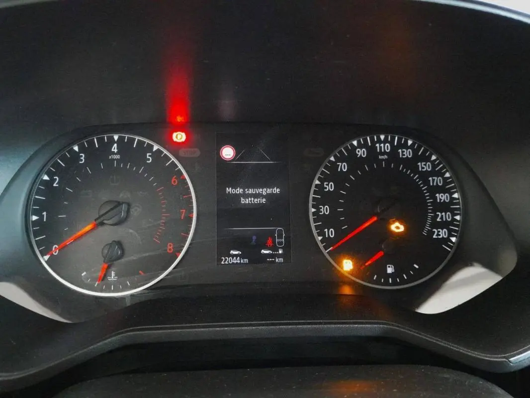 Tableau de bord de Renault Clio V TCe 100 Business 2019, affichage digital avec alertes et compteur kilométrique à 22044 km.