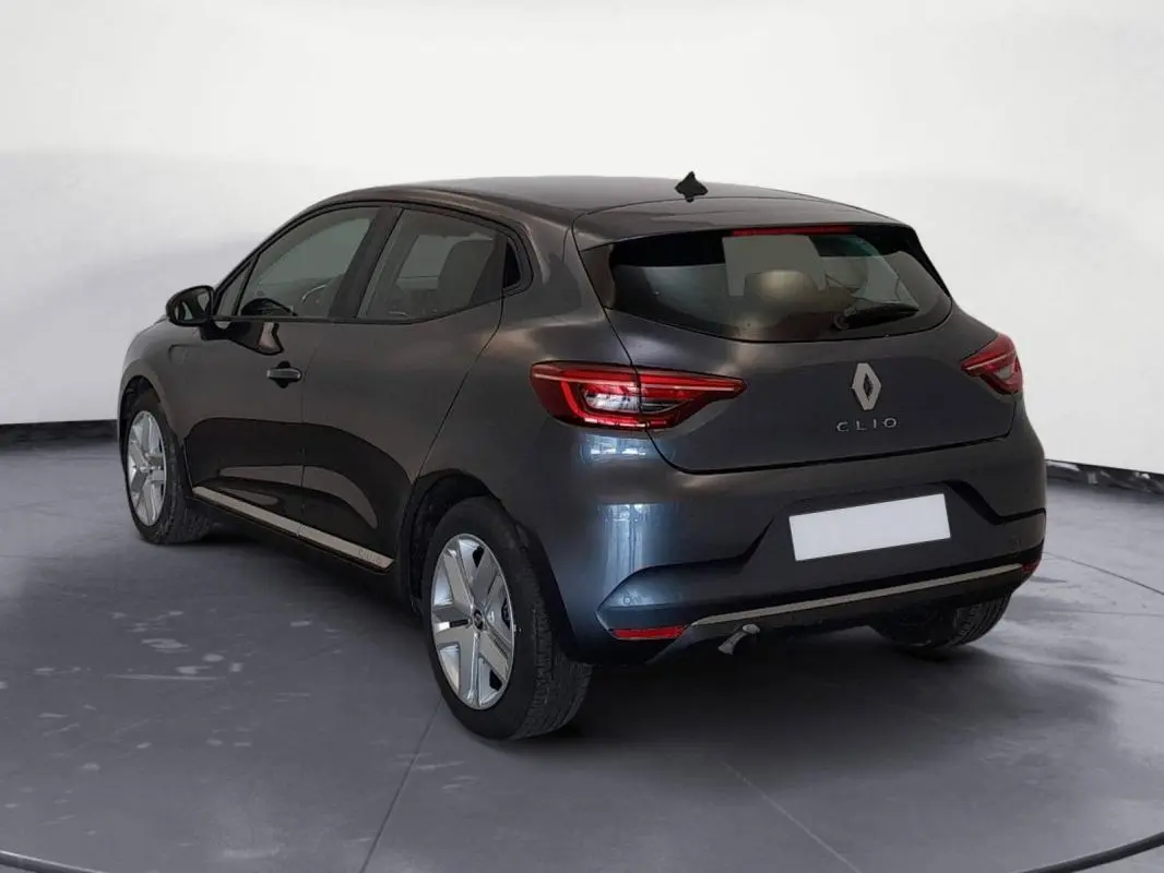 Vue 3/4 arrière droite d'une Renault Clio gris foncé 2019, avec feux arrière LED et jantes alliage distinctives.