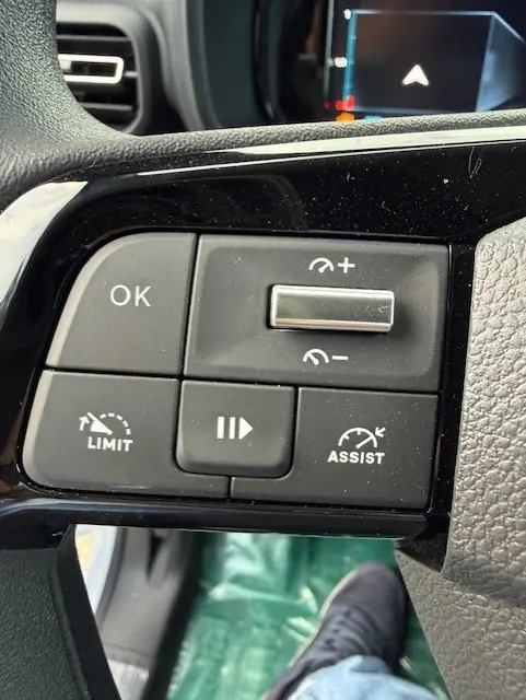 Gros plan sur les commandes au volant du Citroën Berlingo blanc 2026, avec boutons de limitation et assistance de vitesse.