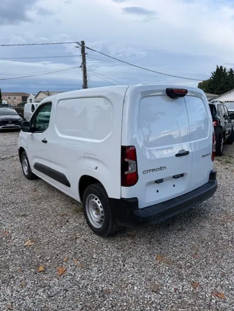 Vue 3/4 arrière droite d’un Citroën Berlingo blanc 2026, fourgon utilitaire avec portes arrière pleines et feux verticaux.