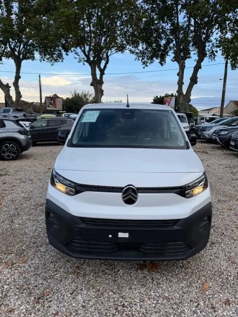 Vue frontale du Citroën Berlingo blanc 2026, version Van M Diesel 100 ch, avec calandre noire et phares allumés.