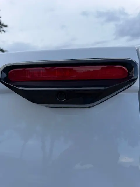 Gros plan sur le feu arrière rouge et la caméra de recul du Citroën Berlingo Van M Diesel blanc, vue arrière.