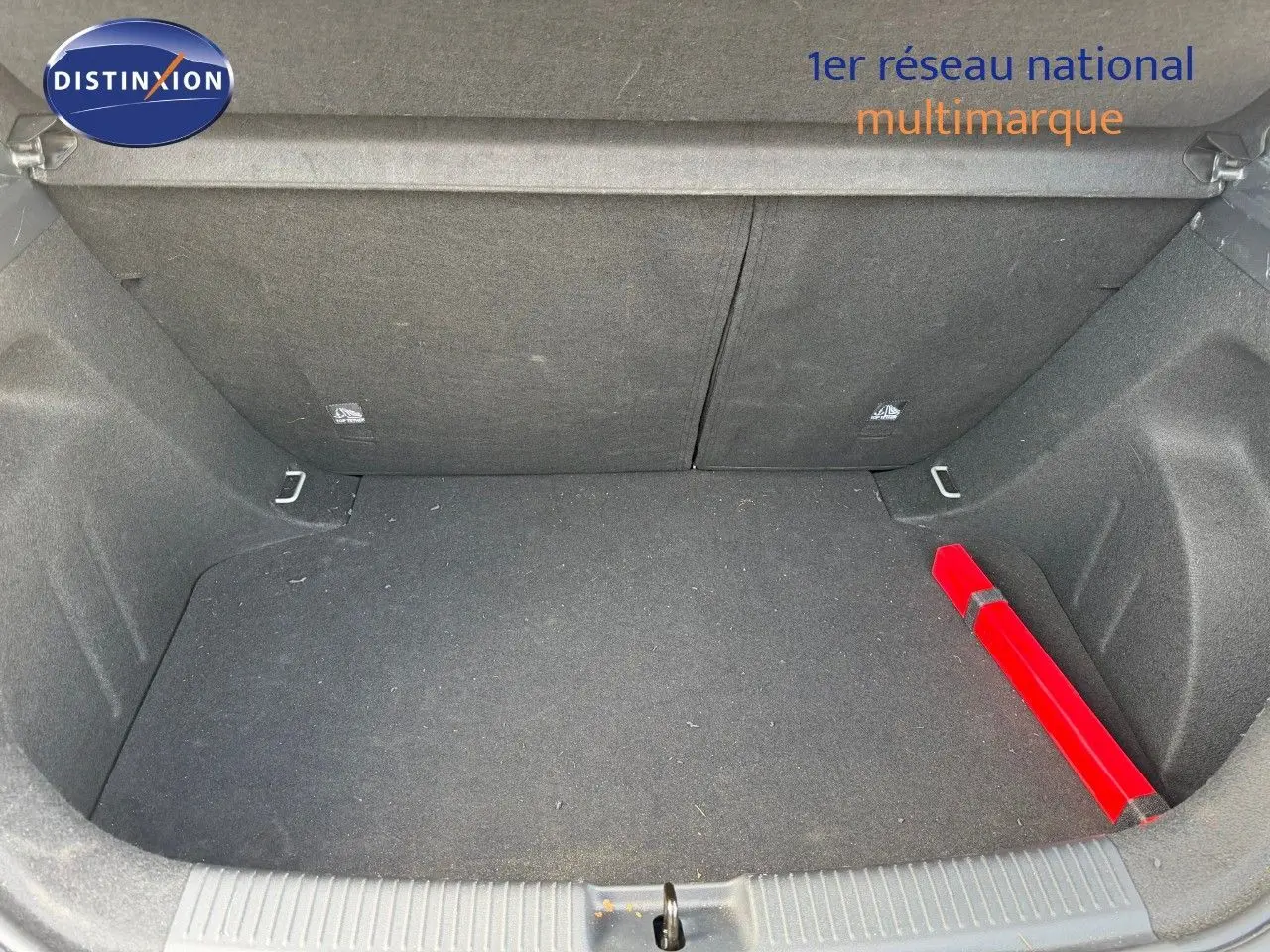 Coffre vide en vue plongeante d'un MG3 1.5 Hybrid 195ch Luxury couleur Cosmic Silver Metal, avec triangle de signalisation rouge.