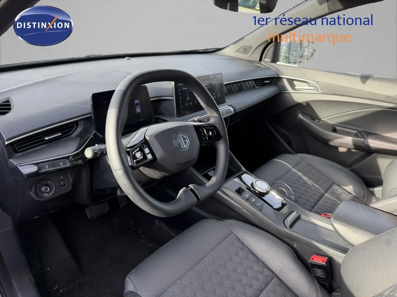 Intérieur du MG3 1.5 Hybrid 2024 vu côté conducteur, avec tableau de bord moderne et sellerie cuir noir.