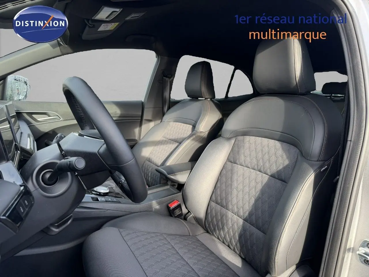 Intérieur du MG3 2024 en Cosmic Silver Metal, vue côté gauche sur les sièges avant en cuir noir matelassé.