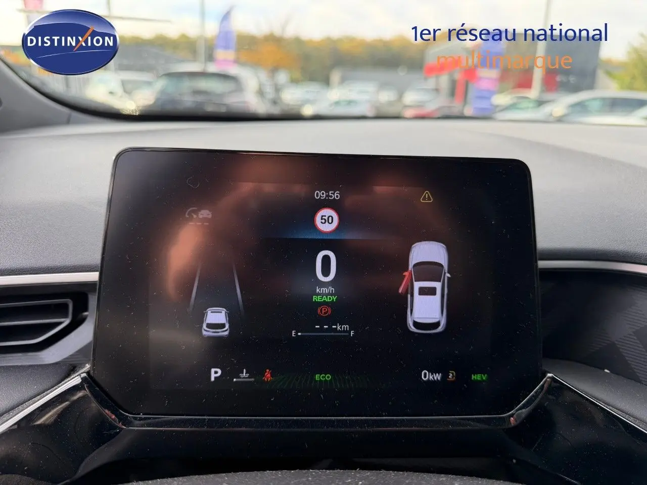 Écran central du tableau de bord du MG3 2024 montrant l'affichage numérique avec porte avant droite ouverte.