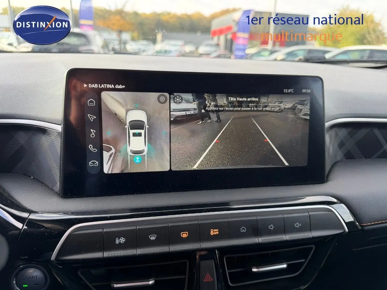 Écran central montrant la caméra 360° et de recul dans l’habitacle du MG3 1.5 Hybrid Cosmic Silver 2024.