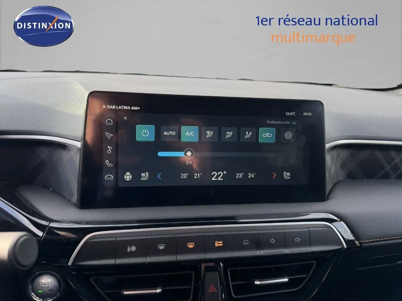 Écran tactile central du tableau de bord du MG3 1.5 Hybrid 2024, affichant la climatisation automatique.