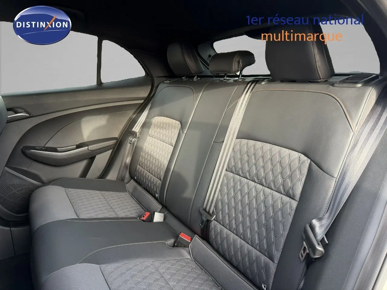 Vue intérieure arrière des sièges en cuir noir matelassé de la MG3 1.5 Hybrid 195ch Luxury 2024.