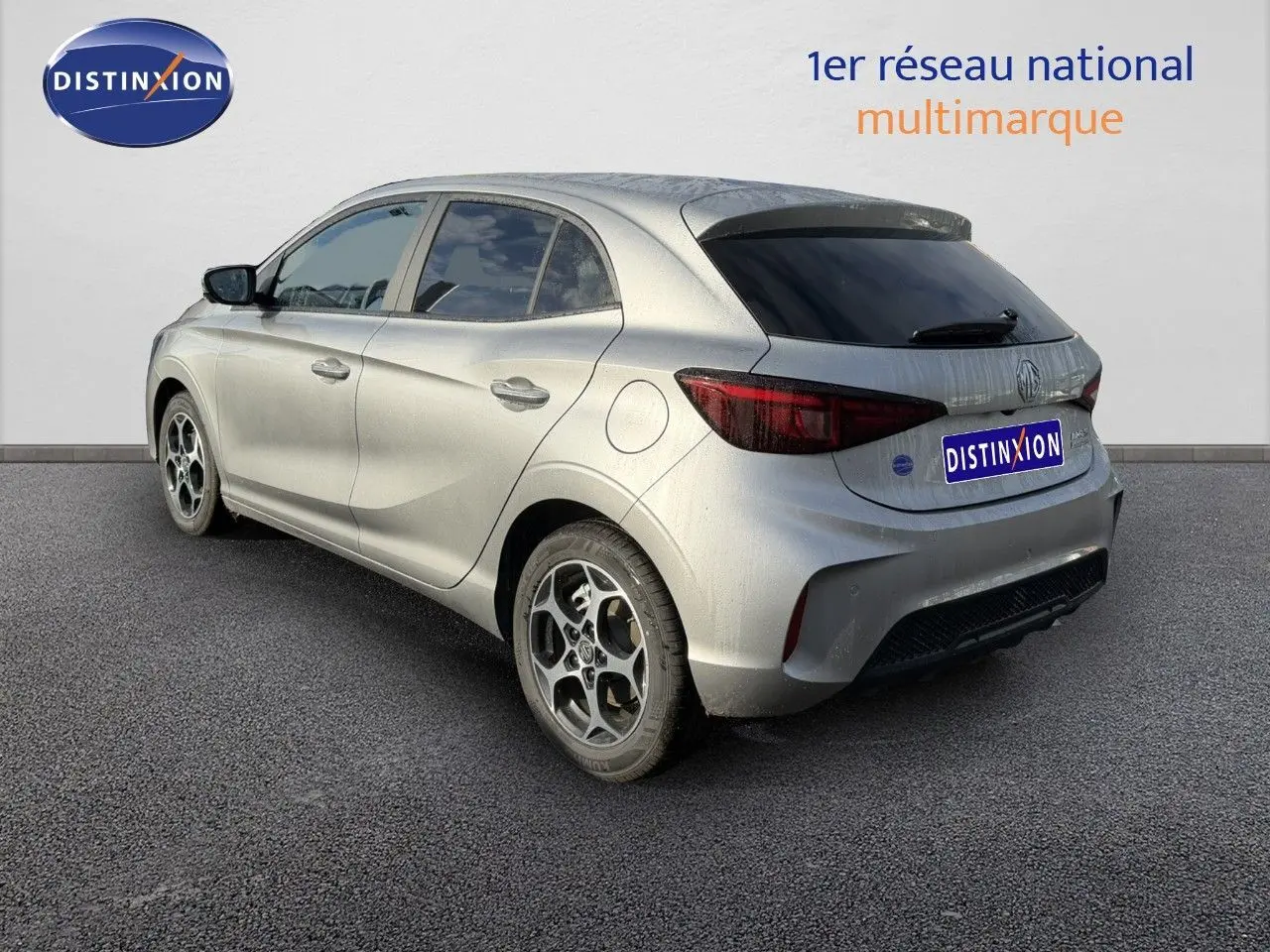 Vue 3/4 arrière droite de la MG3 1.5 Hybrid 195ch Luxury 2024 en Cosmic Silver Metal avec jantes biton et vitres teintées.