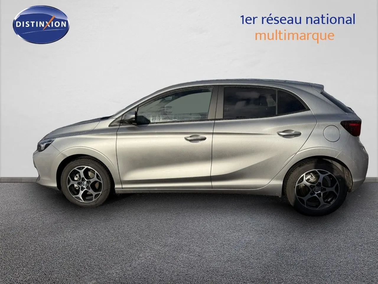 Profil côté gauche d'une MG3 1.5 Hybrid 195ch Luxury 2024 en couleur Cosmic Silver Metal sur fond clair.