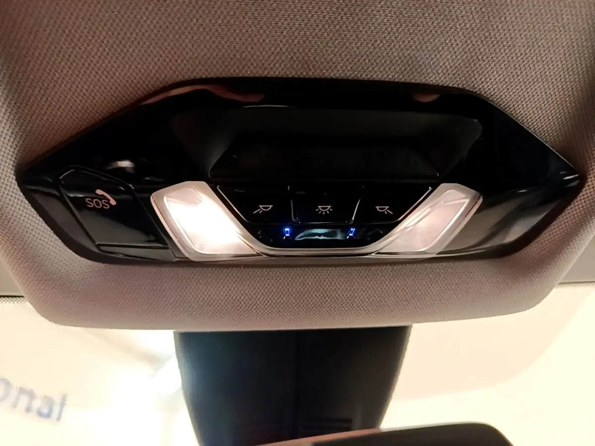 Plafonnier intérieur avec commandes d’éclairage et bouton SOS de la BMW Série 1 118i Edition Sport 2023.