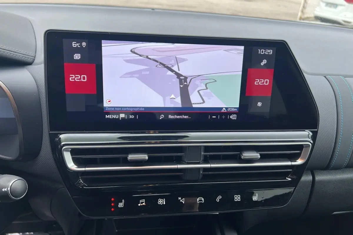 Écran tactile central avec navigation et commandes climatisation dans l'habitacle du Citroën C5 Aircross Hybrid 2025.