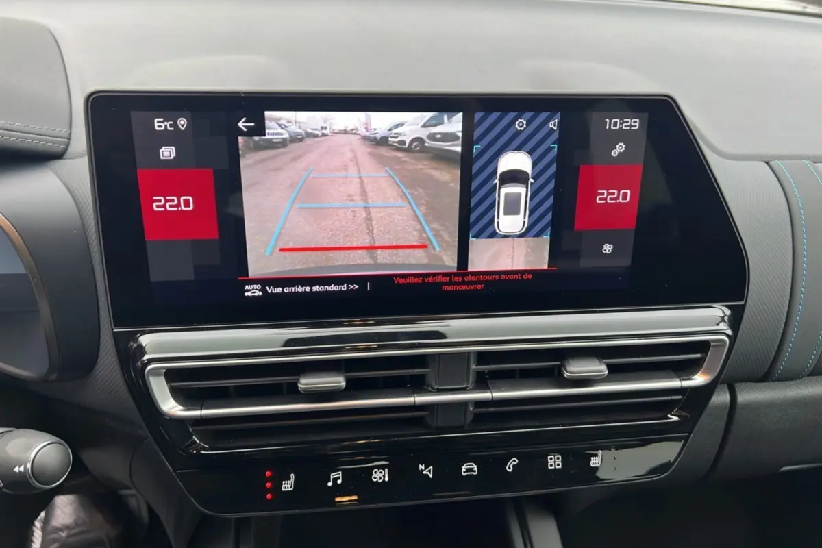 Vue intérieure du tableau de bord du Citroën C5 Aircross Hybrid 145, écran affichant la caméra de recul et la température à 22°C.