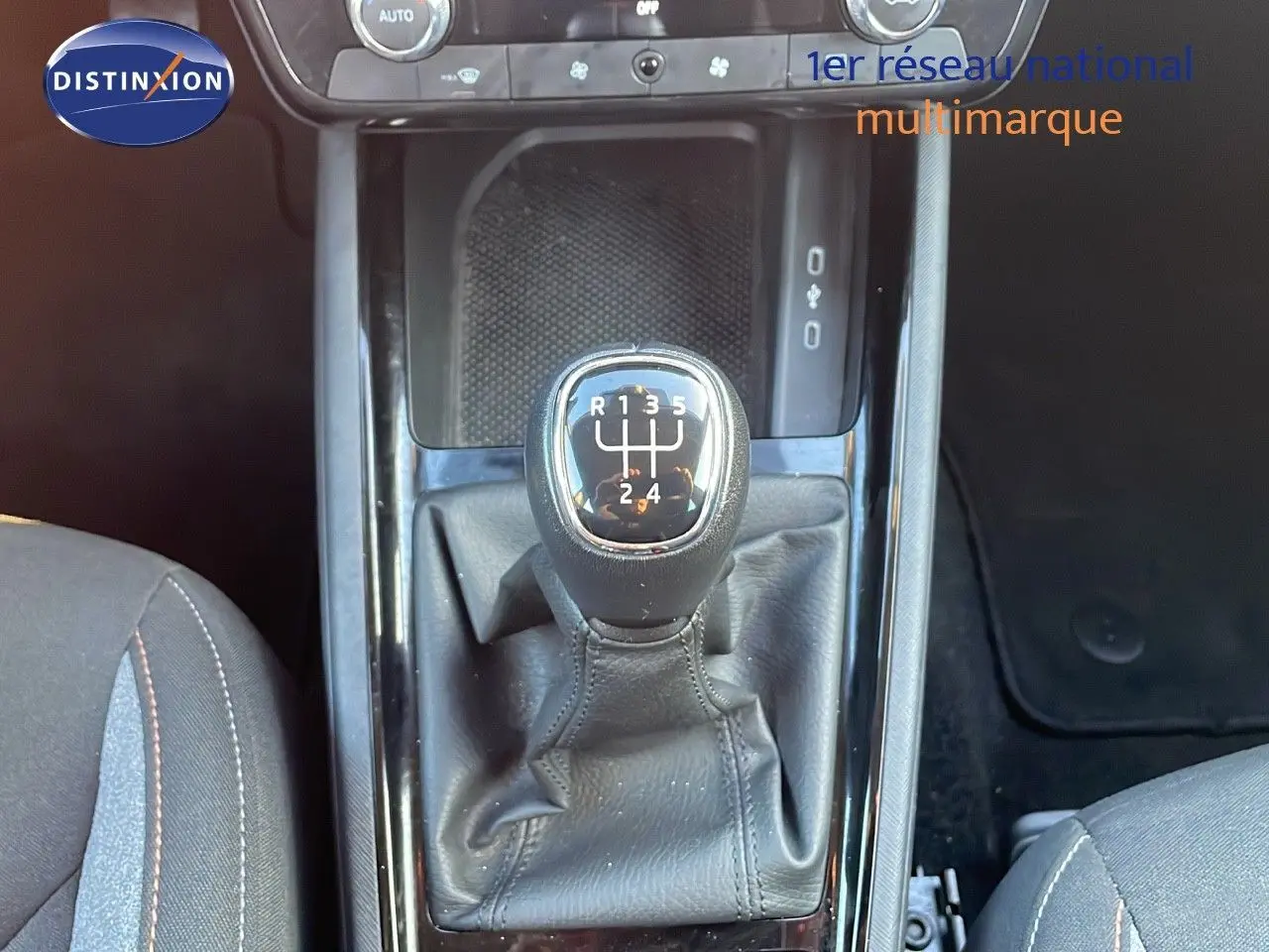 Le levier de vitesses manuel noir du Skoda Kamiq 2024 vu de dessus avec console centrale en finition brillante.