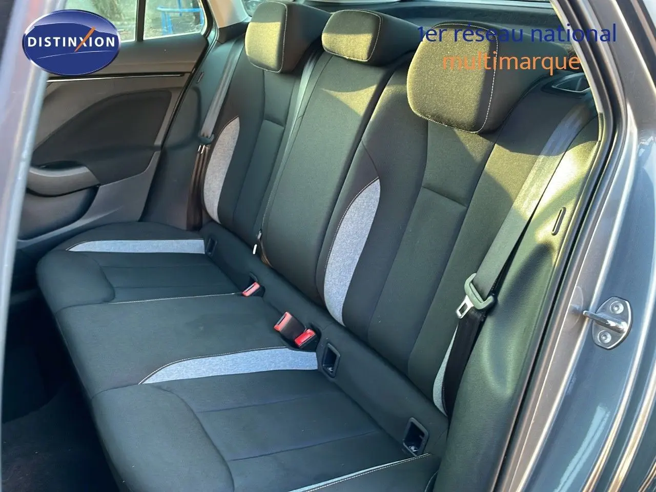 Vue côté droit de la banquette arrière gris graphite métal du Skoda Kamiq 2024 avec sellerie tissu bicolore noire et grise.
