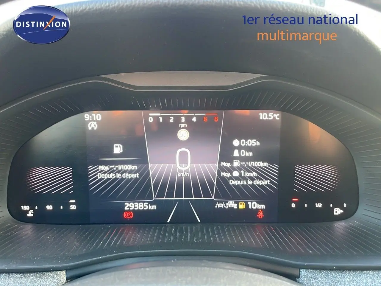 Tableau de bord numérique du Skoda Kamiq gris graphite 2024, affichant vitesse, kilométrage et informations de conduite.